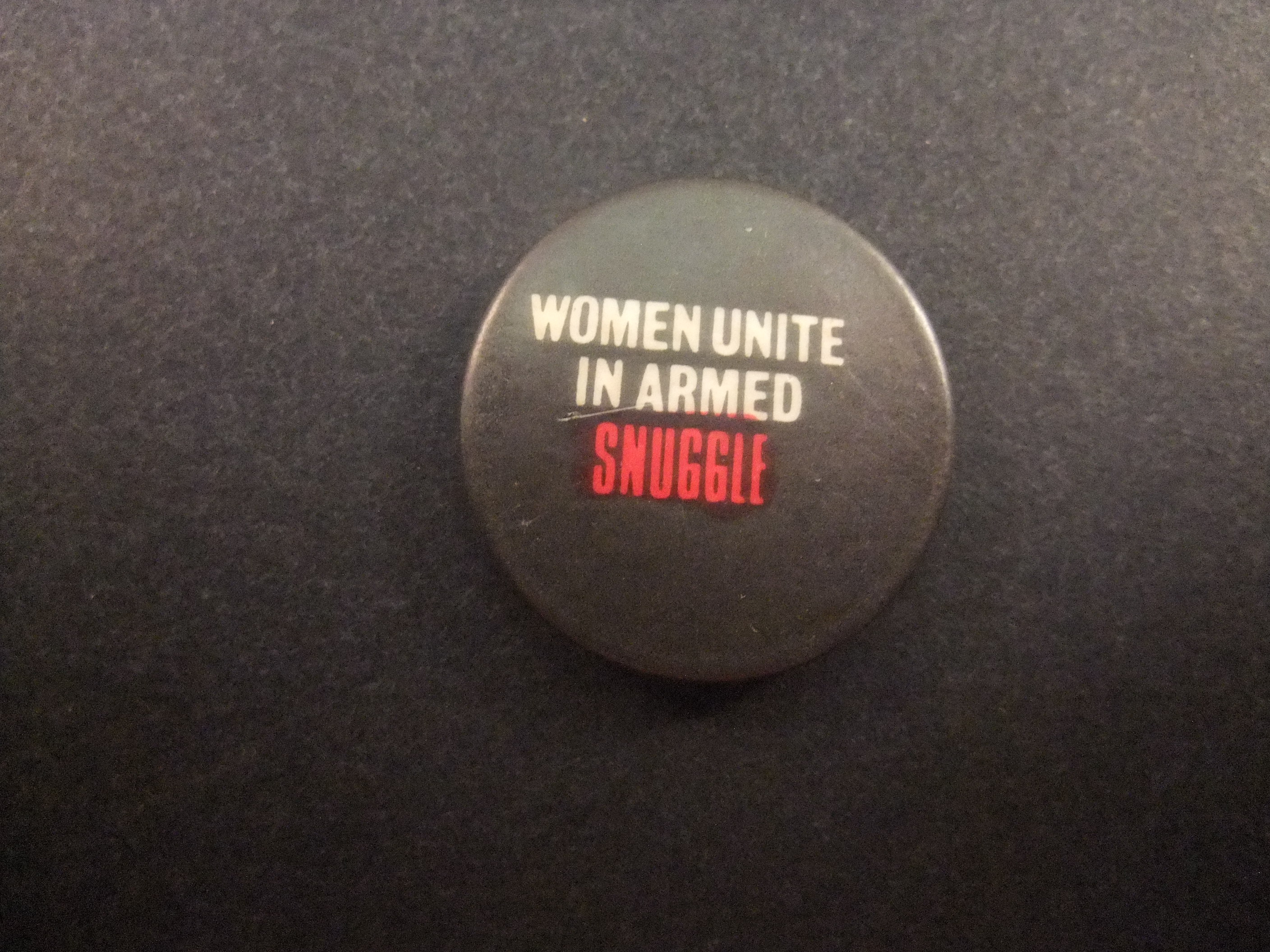 Women Unite in Armed Snuggle, vrouwen tegen militairisme